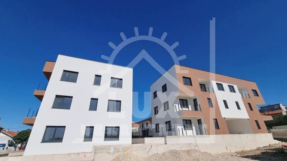 Apartma v pritličju z vrtom, Zadar, Plovanija, novogradnja
