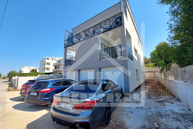 Detached house, two-storey, with 4 residential units, Zadar, Diklovac, new construction