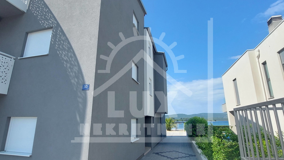 Apartment, zwei Schlafzimmer, 1. Reihe zum Meer, Turanj, nicht weit von Zadar und Biograd