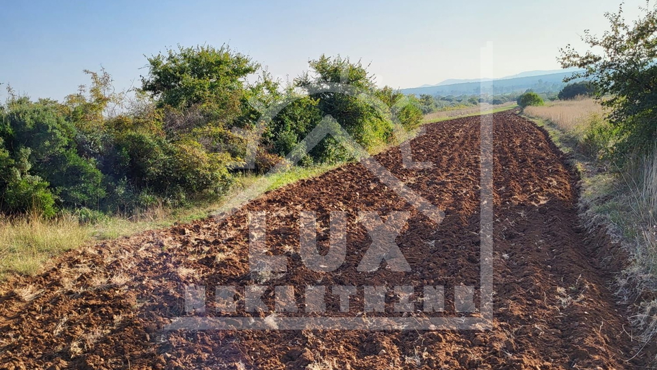 Kmetijsko zemljišče 2344 m2, Tinj, nedaleč od Biograda in Benkovca, pravilne oblike