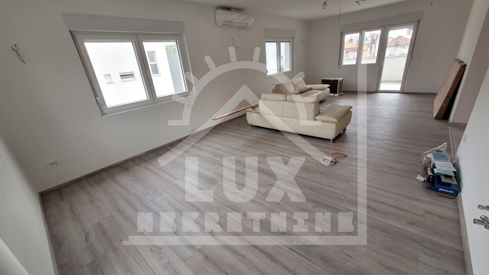 Renovated apartment in a house, two bedrooms, Zadar, Borik