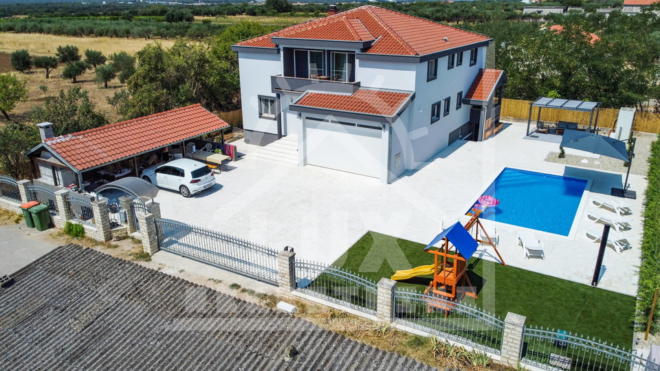 Vila z bazenom in velikim vrtom, Zemunik Donji pri Zadru