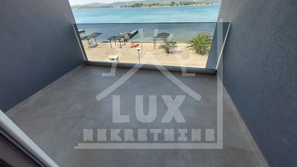 Studio-Apartment in erster Reihe zum Meer, Turanj in der Nähe von Zadar und Biograd n/m