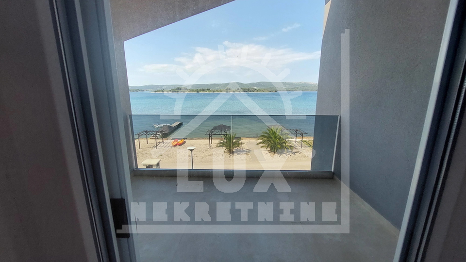 Studio-Apartment in erster Reihe zum Meer, Turanj in der Nähe von Zadar und Biograd n/m