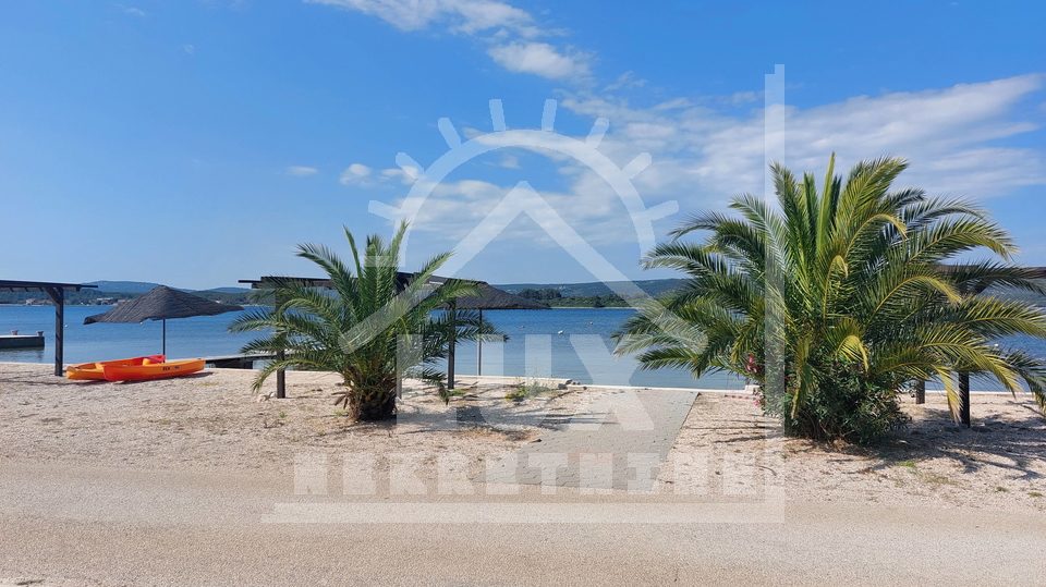 Studio-Apartment in erster Reihe zum Meer, Turanj in der Nähe von Zadar und Biograd n/m