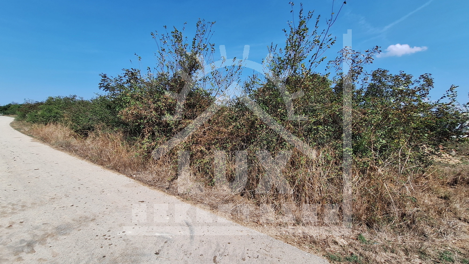 Gradbena parcela pravilne, skoraj pravokotne oblike, pov. 2178 m2, Briševo pri Zadru