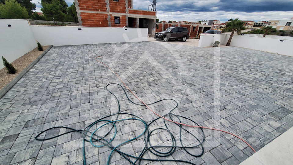 Zweizimmerwohnung im Erdgeschoss mit Garten, UNMÖBLIERT, Vrsi (Mulo), NEU GEBAUT