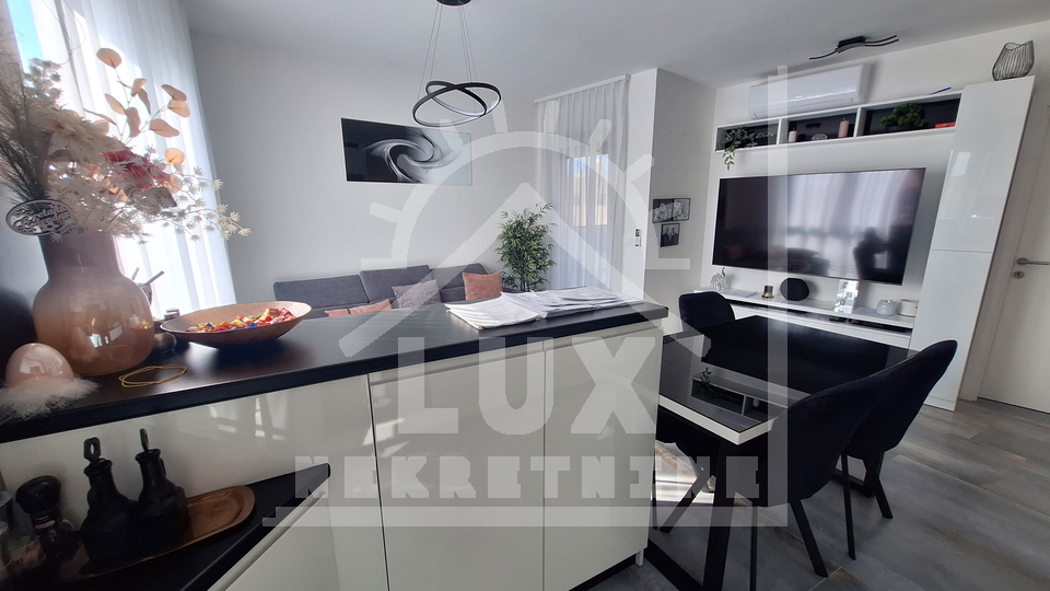 Luxuriös eingerichtete Zweizimmerwohnung mit Dachterrasse, Zadar (Plovanija) NEUBAU