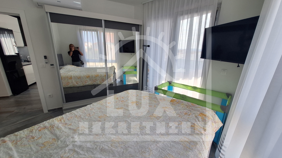 Luksuzno urejen dvosobni apartma s strešno teraso, Zadar (Plovanija) NOVOGRADNJA