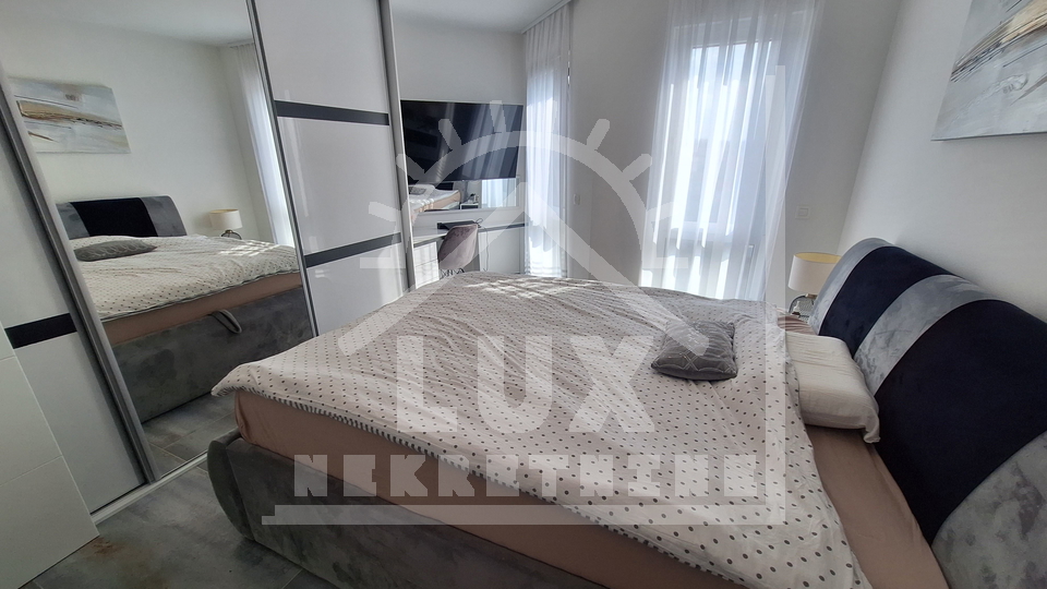 Luxuriös eingerichtete Zweizimmerwohnung mit Dachterrasse, Zadar (Plovanija) NEUBAU