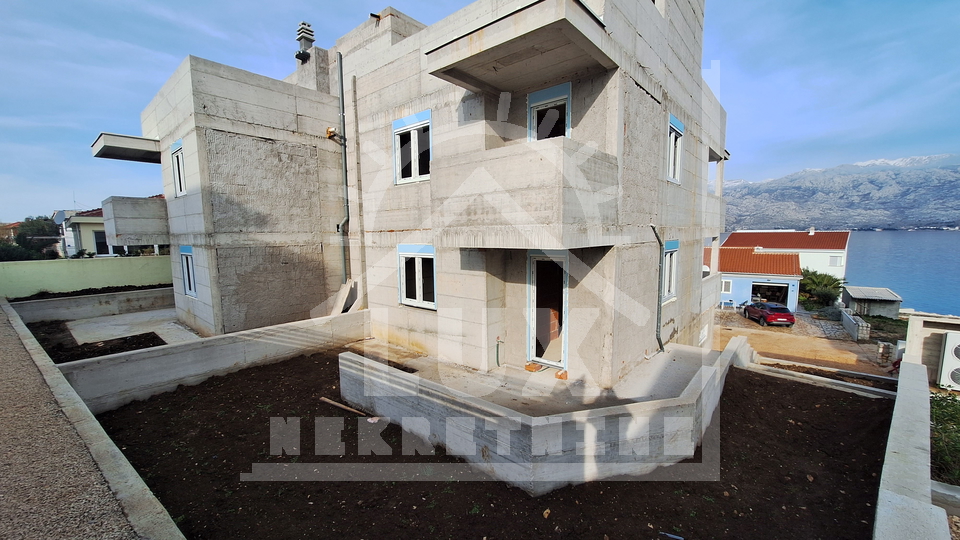 Zweizimmerwohnung mit Garten in NOVOGRADNJA, Ražanac, 60 Meter vom Meer entfernt