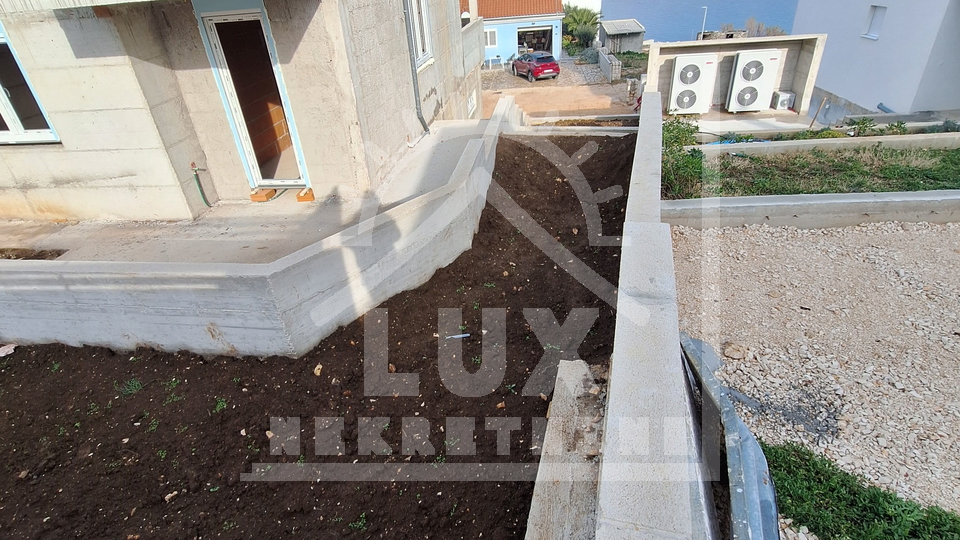 Two-bedroom apartment with garden in NEW BUILDING, Ražanac, 60 meters from the sea