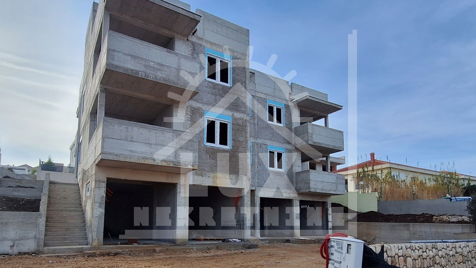 Zweizimmerwohnung im 1. Stock im NEUEN GEBÄUDE mit Dachterrasse, Ražanac, 60 Meter vom Meer entfernt