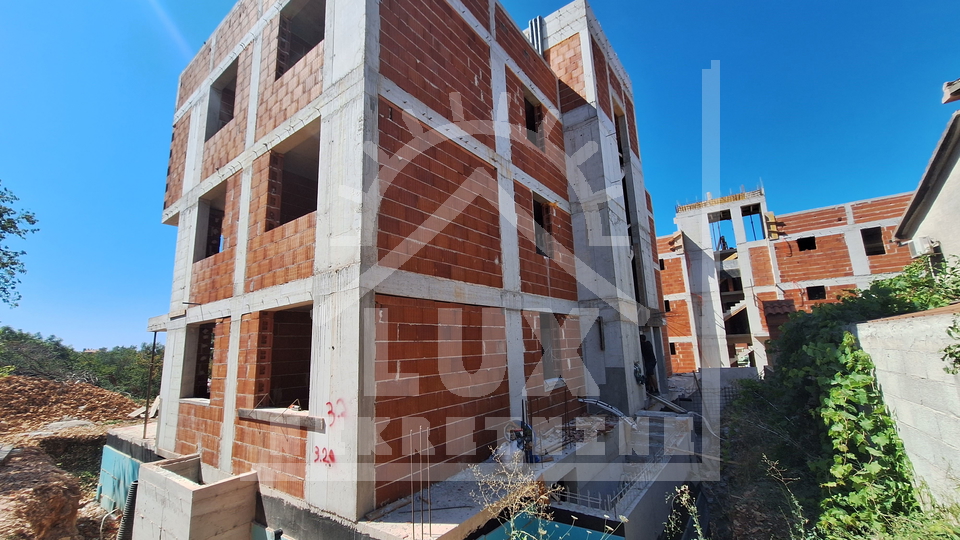 Apartma v pritličju z vrtom, Zadar, Plovanija, novogradnja