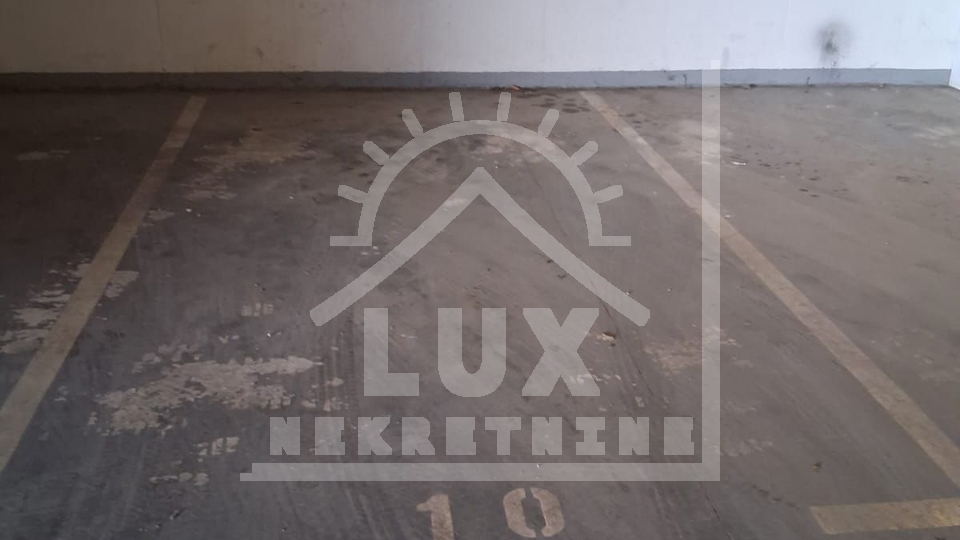 Gara&zcaron;no parkirno mjesto&comma; Zadar &lpar;Blue Garden&rpar;