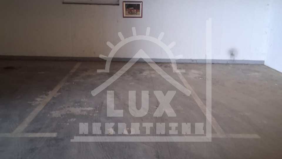 Gara&zcaron;no parkirno mjesto&comma; Zadar &lpar;Blue Garden&rpar;