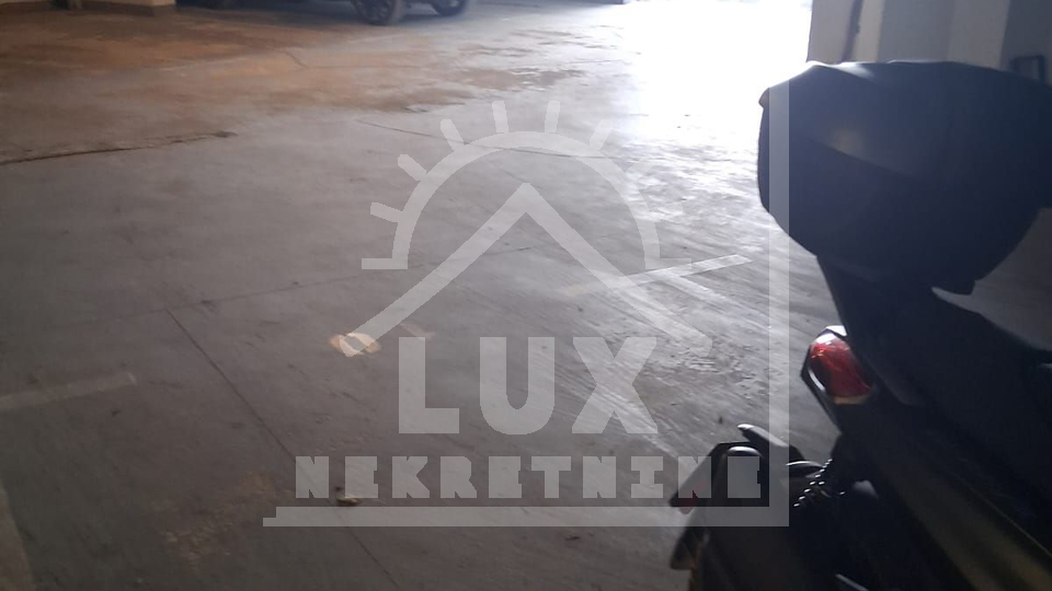 Gara&zcaron;no parkirno mjesto&comma; Zadar &lpar;Blue Garden&rpar;