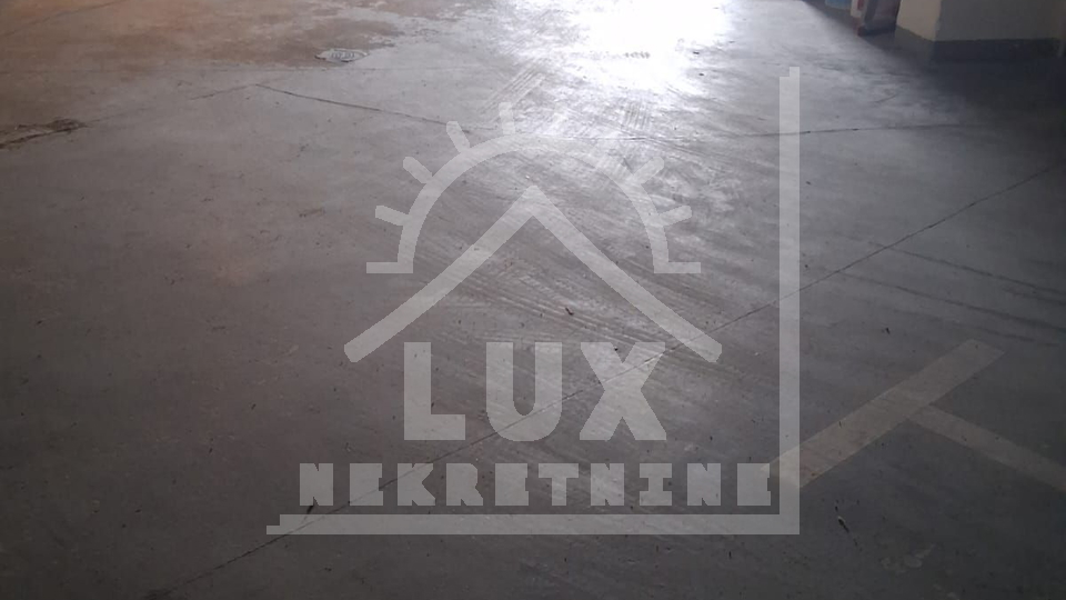 Gara&zcaron;no parkirno mjesto&comma; Zadar &lpar;Blue Garden&rpar;