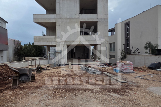 Trosoban stan s vrtom i garažom u NOVOGRADNJI, Zadar (Belafuža)