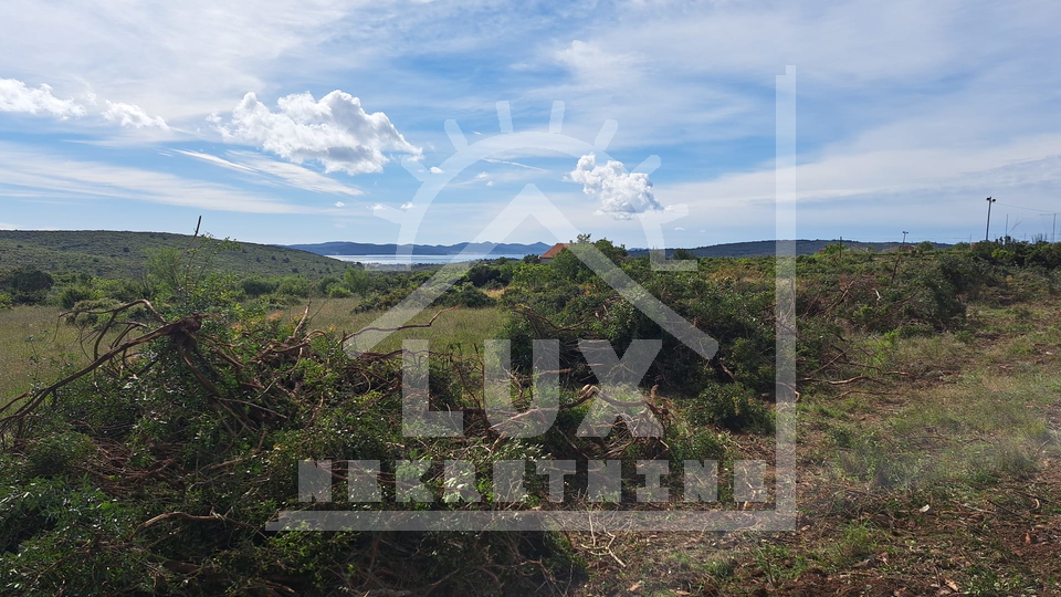 Gra&dstrok;evinsko zemlji&scaron;te pov&period; 660 m2 s pogledom na more&comma; Debeljak nedaleko Zadra