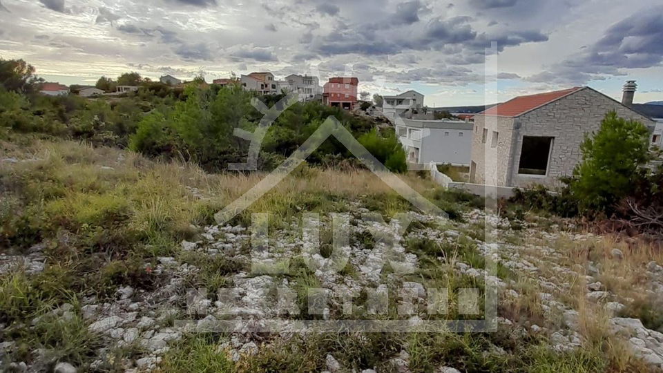 Gra&dstrok;evinsko zemlji&scaron;te 100 metara od mora&comma; Novigrad nedaleko Zadra