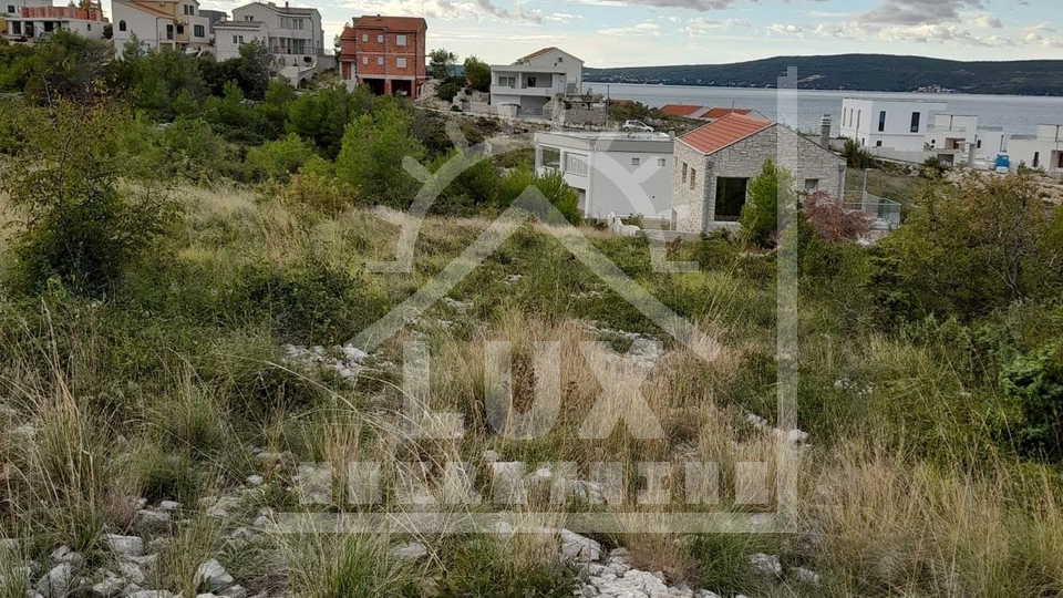 Gra&dstrok;evinsko zemlji&scaron;te 100 metara od mora&comma; Novigrad nedaleko Zadra