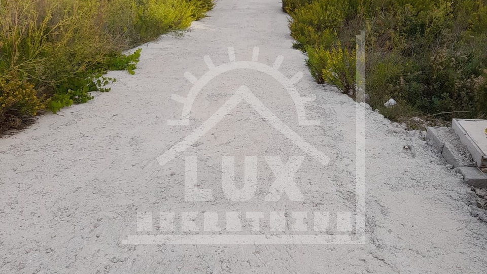 Gra&dstrok;evinsko zemlji&scaron;te 100 metara od mora&comma; Novigrad nedaleko Zadra