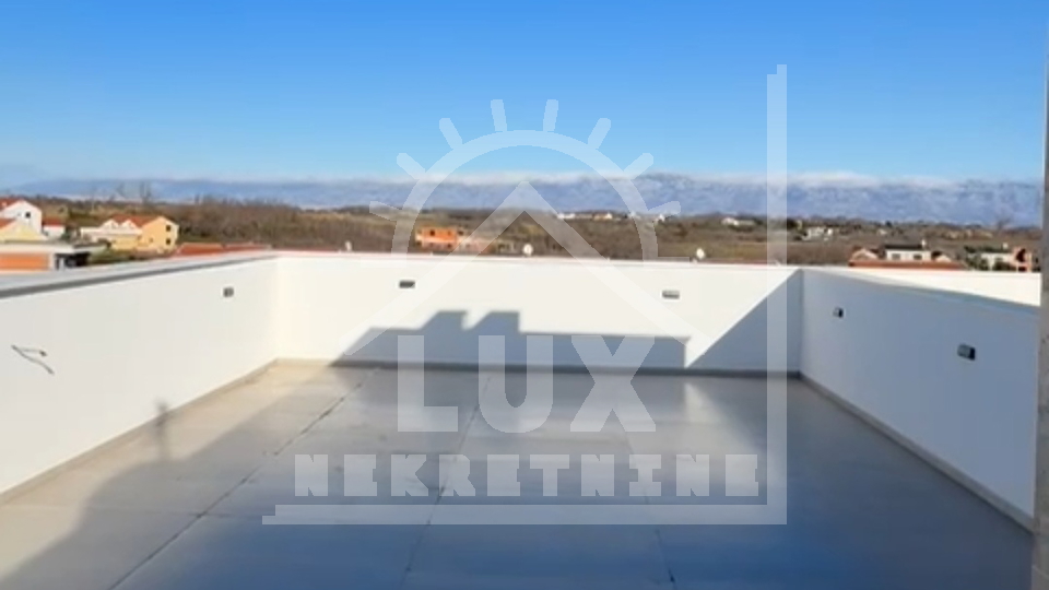Dvosoban penthouse na 2&period; katu s krovnom terasom&comma; Privlaka nedaleko Zadra&comma; NOVOGRADNJA