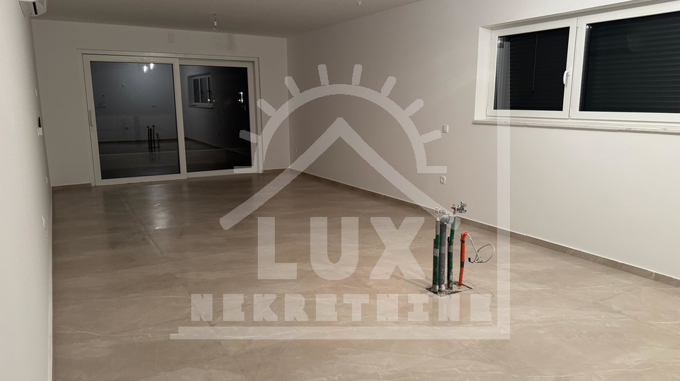Dvosoban penthouse na 2&period; katu s krovnom terasom&comma; Privlaka nedaleko Zadra&comma; NOVOGRADNJA