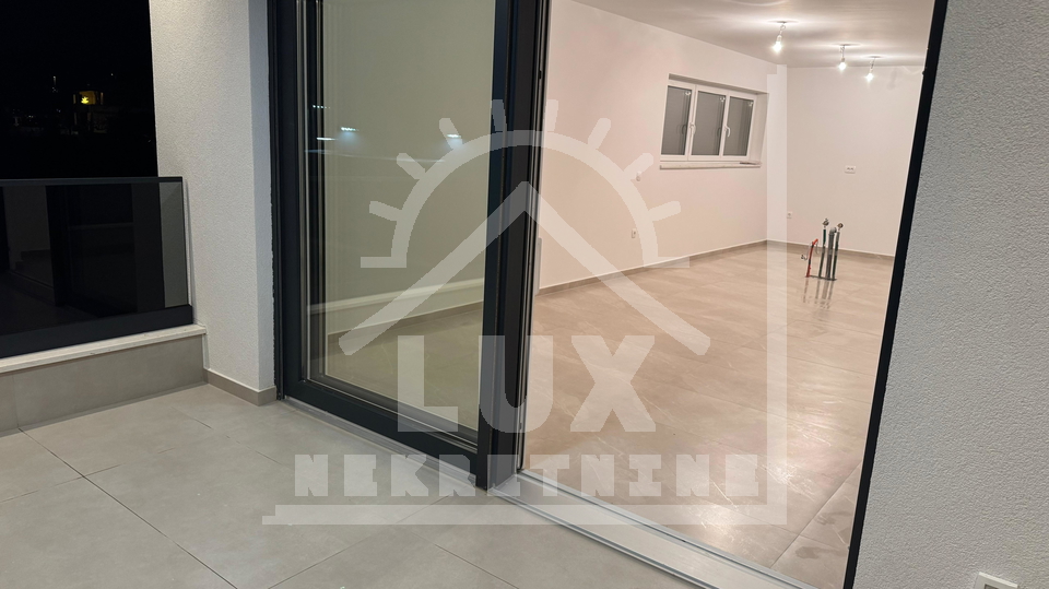 Dvosoban penthouse na 2&period; katu s krovnom terasom&comma; Privlaka nedaleko Zadra&comma; NOVOGRADNJA
