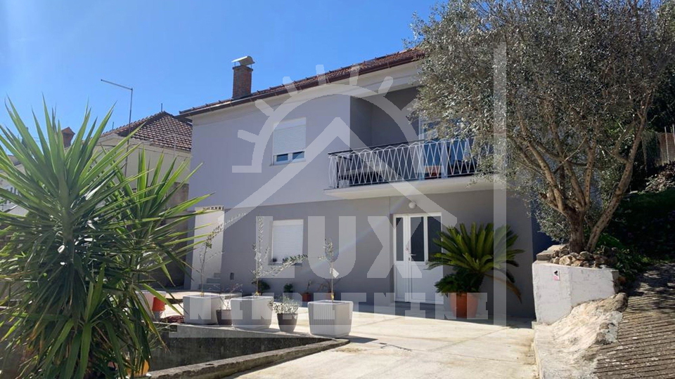 Samostoje&cacute;a ku&cacute;a pov&period; 200 m2 100-ak metara od mora&comma; Ugljan &lpar;Kali&rpar;