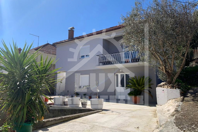 Samostojeća kuća pov. 200 m2 100-ak metara od mora, Ugljan (Kali)