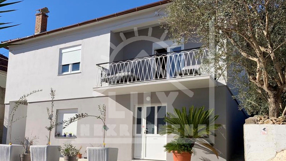 Samostoje&cacute;a ku&cacute;a pov&period; 200 m2 100-ak metara od mora&comma; Ugljan &lpar;Kali&rpar;