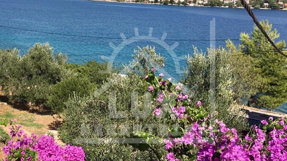 Samostoje&cacute;a ku&cacute;a pov&period; 200 m2 100-ak metara od mora&comma; Ugljan &lpar;Kali&rpar;