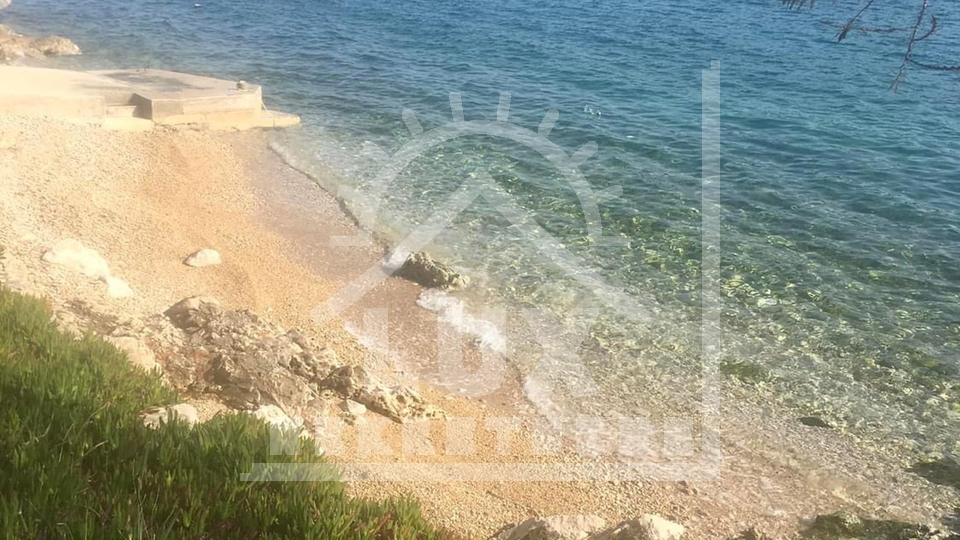 Samostoje&cacute;a ku&cacute;a pov&period; 200 m2 100-ak metara od mora&comma; Ugljan &lpar;Kali&rpar;