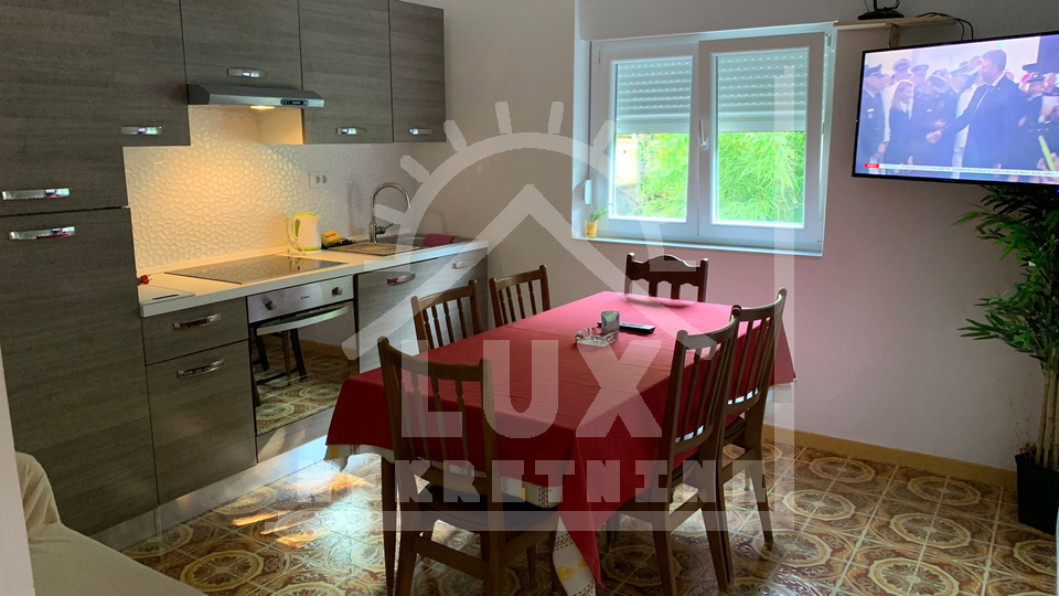 Samostoje&cacute;a ku&cacute;a pov&period; 200 m2 100-ak metara od mora&comma; Ugljan &lpar;Kali&rpar;