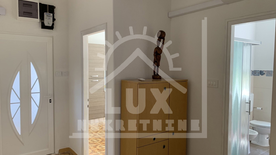 Samostoje&cacute;a ku&cacute;a pov&period; 200 m2 100-ak metara od mora&comma; Ugljan &lpar;Kali&rpar;