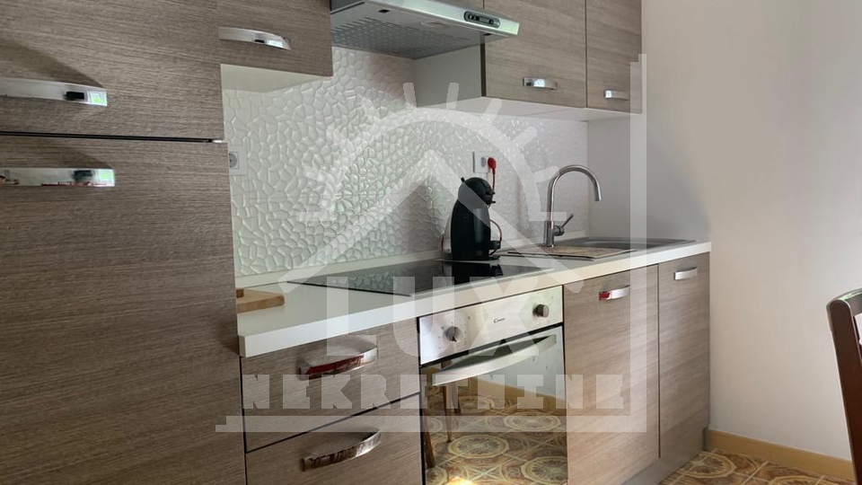 Samostoje&cacute;a ku&cacute;a pov&period; 200 m2 100-ak metara od mora&comma; Ugljan &lpar;Kali&rpar;