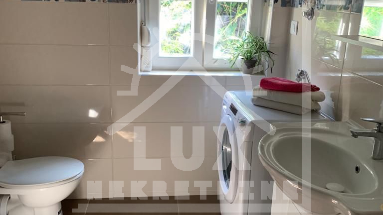 Samostoje&cacute;a ku&cacute;a pov&period; 200 m2 100-ak metara od mora&comma; Ugljan &lpar;Kali&rpar;