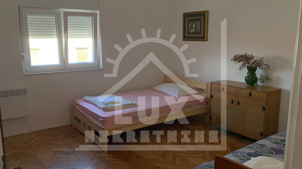 Samostoje&cacute;a ku&cacute;a pov&period; 200 m2 100-ak metara od mora&comma; Ugljan &lpar;Kali&rpar;