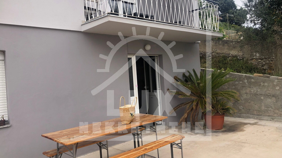 Samostoje&cacute;a ku&cacute;a pov&period; 200 m2 100-ak metara od mora&comma; Ugljan &lpar;Kali&rpar;