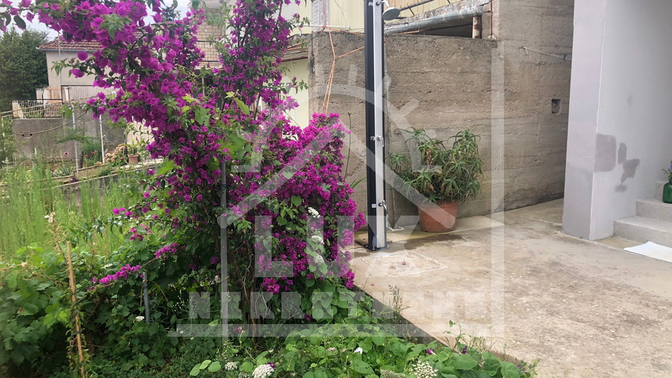 Samostoje&cacute;a ku&cacute;a pov&period; 200 m2 100-ak metara od mora&comma; Ugljan &lpar;Kali&rpar;