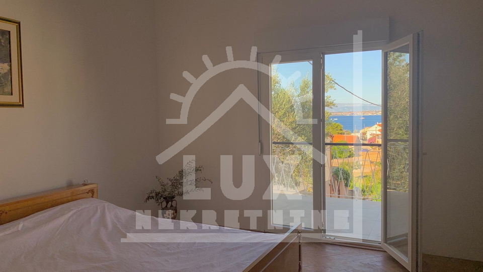 Samostoje&cacute;a ku&cacute;a pov&period; 200 m2 100-ak metara od mora&comma; Ugljan &lpar;Kali&rpar;