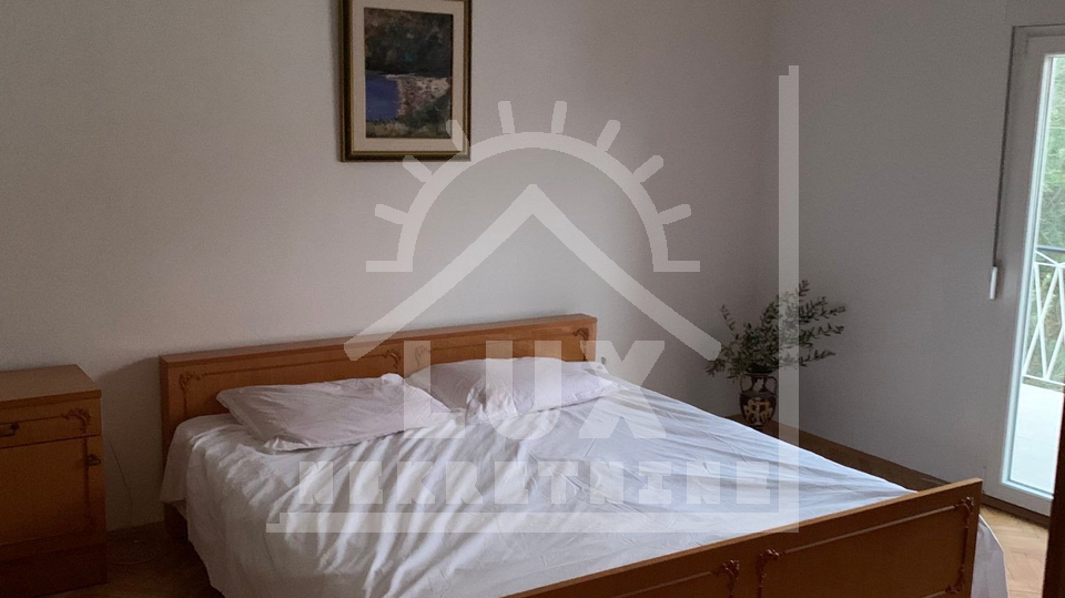 Samostoje&cacute;a ku&cacute;a pov&period; 200 m2 100-ak metara od mora&comma; Ugljan &lpar;Kali&rpar;