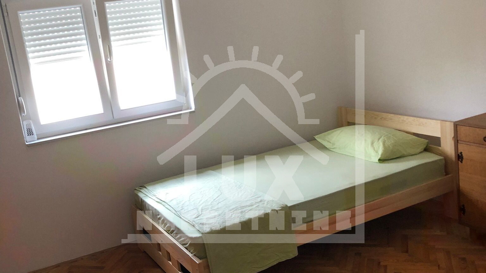 Samostoje&cacute;a ku&cacute;a pov&period; 200 m2 100-ak metara od mora&comma; Ugljan &lpar;Kali&rpar;