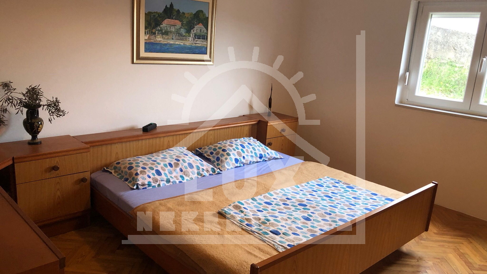 Samostoje&cacute;a ku&cacute;a pov&period; 200 m2 100-ak metara od mora&comma; Ugljan &lpar;Kali&rpar;