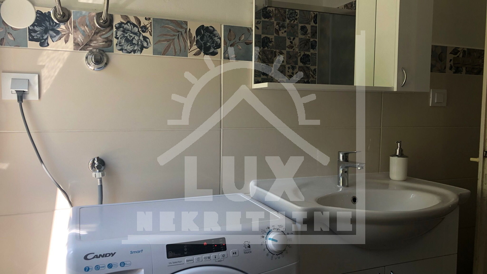 Samostoje&cacute;a ku&cacute;a pov&period; 200 m2 100-ak metara od mora&comma; Ugljan &lpar;Kali&rpar;