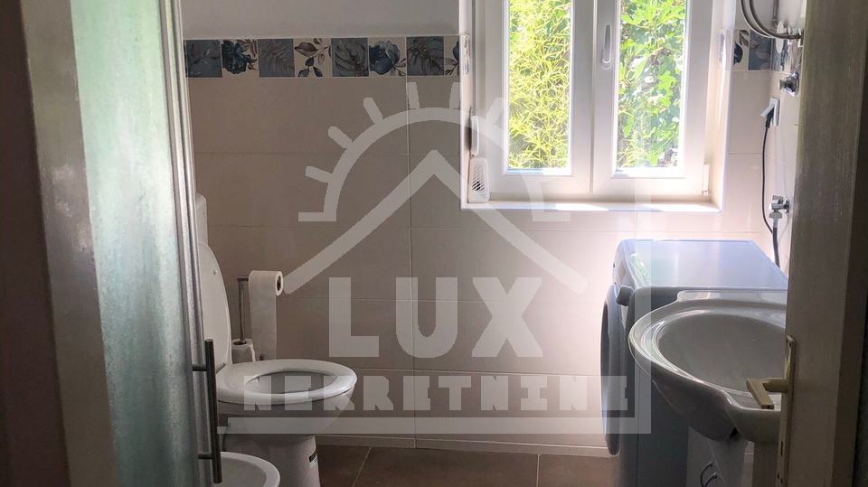 Samostoje&cacute;a ku&cacute;a pov&period; 200 m2 100-ak metara od mora&comma; Ugljan &lpar;Kali&rpar;