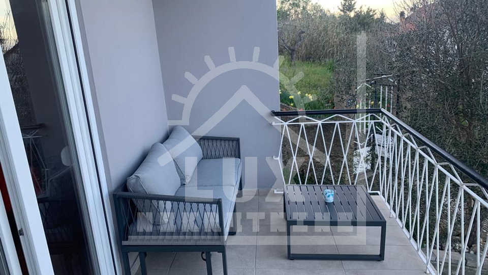 Samostoje&cacute;a ku&cacute;a pov&period; 200 m2 100-ak metara od mora&comma; Ugljan &lpar;Kali&rpar;