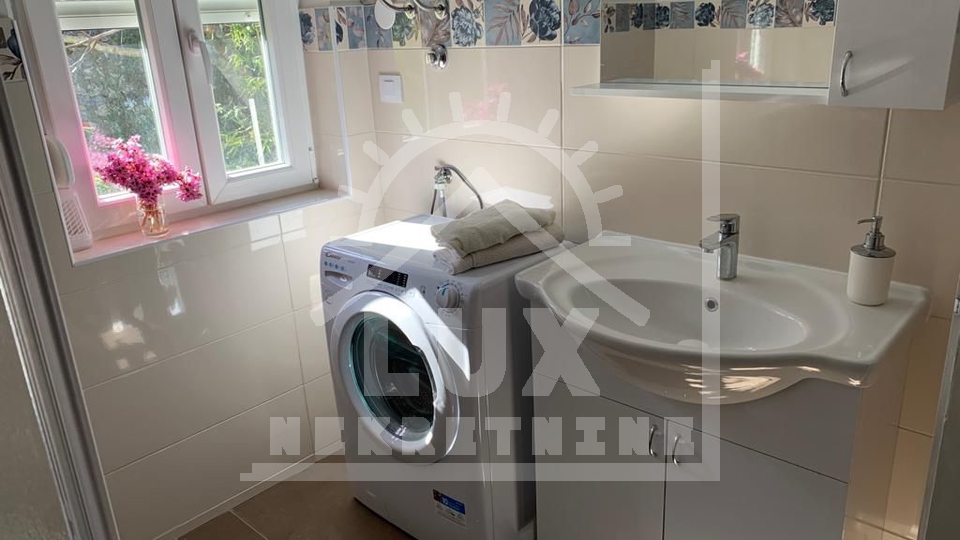 Samostoje&cacute;a ku&cacute;a pov&period; 200 m2 100-ak metara od mora&comma; Ugljan &lpar;Kali&rpar;